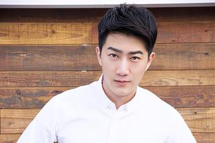 Cầu thủ đội CAVN (trái) trong trận đấu rất kịch tính với OK9 trang cược thể thao xanh chín nhất châu Á Lào.